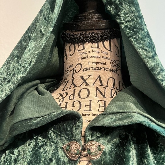 Emerald green cape - Picture 2 of 5